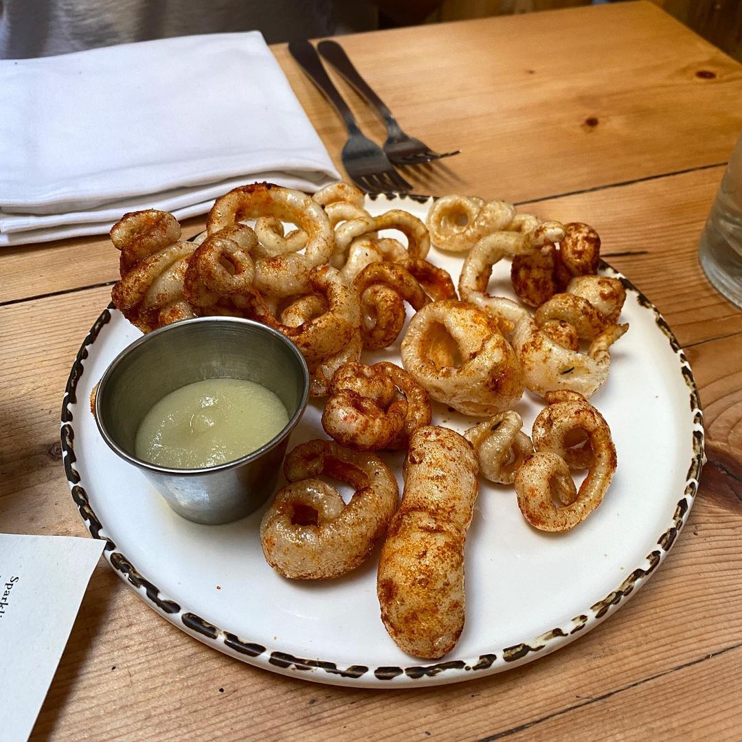 Anne77Che's tweet image. This is one of those spots that is truly a hidden gem 💎My friend recommended and I booked the next available Sunday (which was 3 months away!!).  All I can say is how much this was worth the wait 👏👏what place gives you free mini Yorkshire puddings and gravy. 🥩🥔🍗🧅🍷