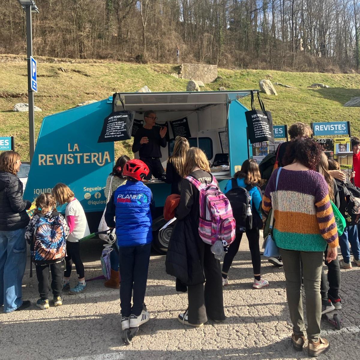 gcapdevila's tweet photo. Desenes de pobles i ciutats de Catalunya han rebut La Revisteria de @revistesAPPEC amb els braços oberts. @bcn_ajuntament en canvi prefereix les desfilades de Louis Vuitton https://t.co/4WQnDNgqHP