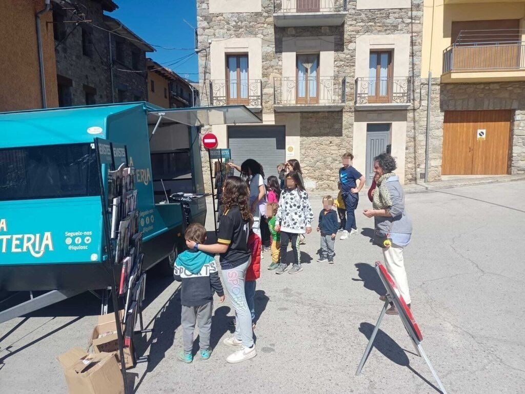 gcapdevila's tweet photo. Desenes de pobles i ciutats de Catalunya han rebut La Revisteria de @revistesAPPEC amb els braços oberts. @bcn_ajuntament en canvi prefereix les desfilades de Louis Vuitton https://t.co/4WQnDNgqHP
