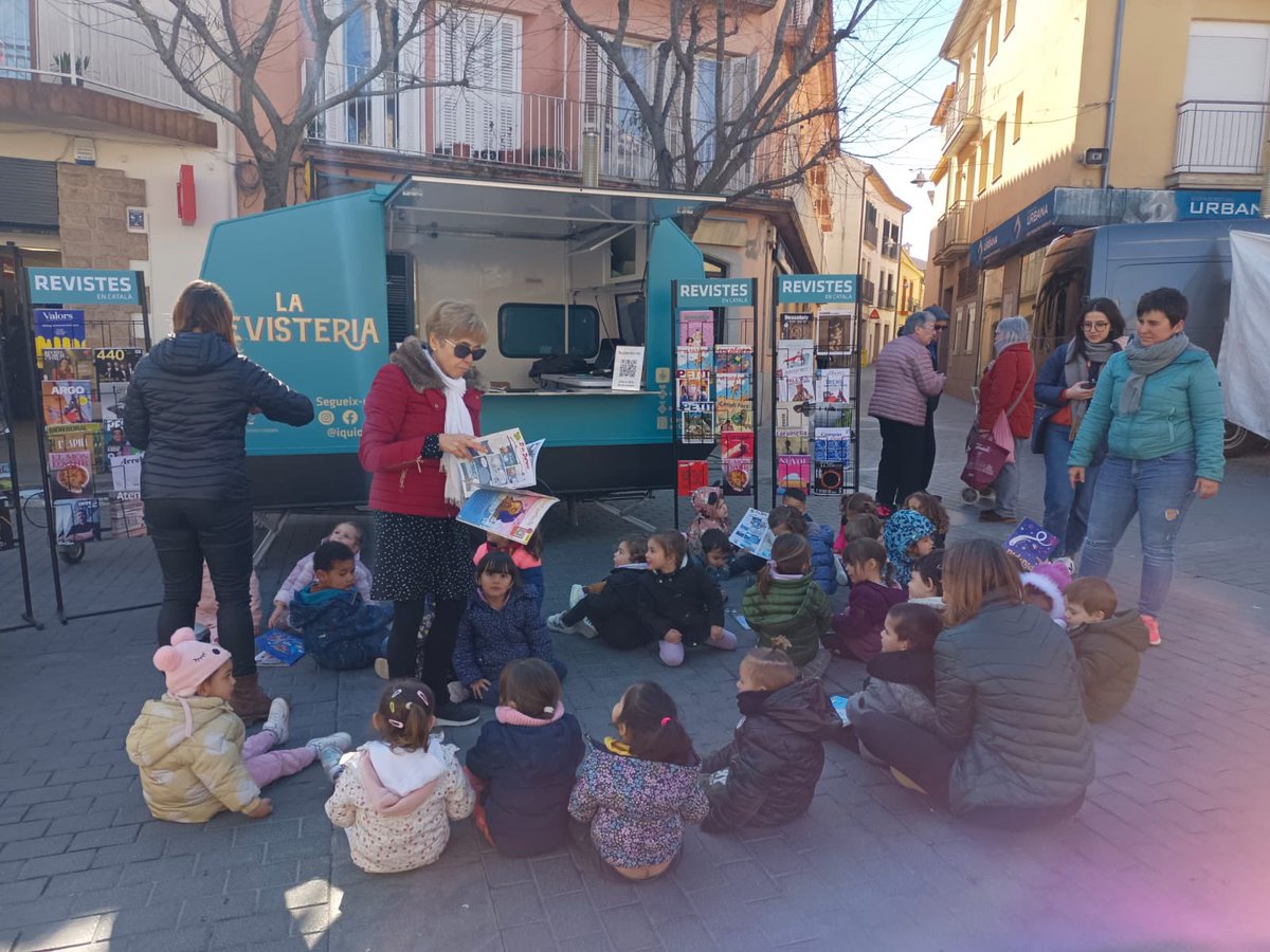 gcapdevila's tweet photo. Desenes de pobles i ciutats de Catalunya han rebut La Revisteria de @revistesAPPEC amb els braços oberts. @bcn_ajuntament en canvi prefereix les desfilades de Louis Vuitton https://t.co/4WQnDNgqHP