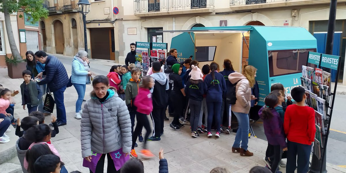 gcapdevila's tweet photo. Desenes de pobles i ciutats de Catalunya han rebut La Revisteria de @revistesAPPEC amb els braços oberts. @bcn_ajuntament en canvi prefereix les desfilades de Louis Vuitton https://t.co/4WQnDNgqHP