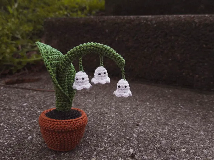 mooglyblog's tweet photo. You know Christmas in July, but what about Halloween in June? 👻 This Halloween Lily of the Valley by Mrs. Crowlet is both spooky and lovely for summer! ☺️ (Scares optional!) https://t.co/9Am8Z8tYNx #paidpattern #crochet #crochetpatterns #halloweencrochet #floralcrochet https://t.co/noXWMKJRqp