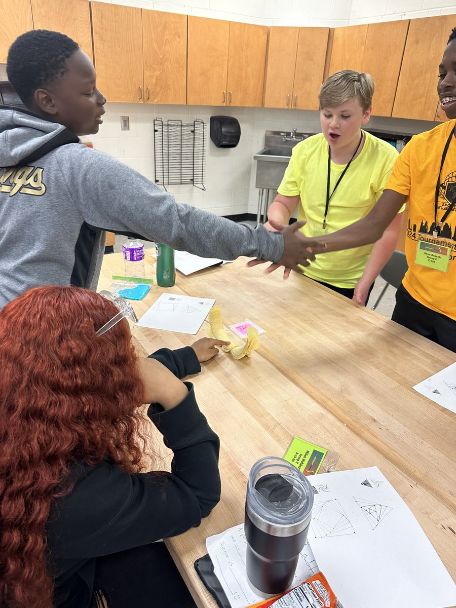 Dr_Misty_Givens's tweet photo. Day 2 @WMSHCS STEMmer camp #ArtandMath. Ss learning Geometry by creating hyperbolic paraboloids that have opposing curves which work together to create strength and make stacking their pringles easy. #Day1ofBrainstorming #HyperbolicParaboloids #SummerLearning https://t.co/okbXQXyn48