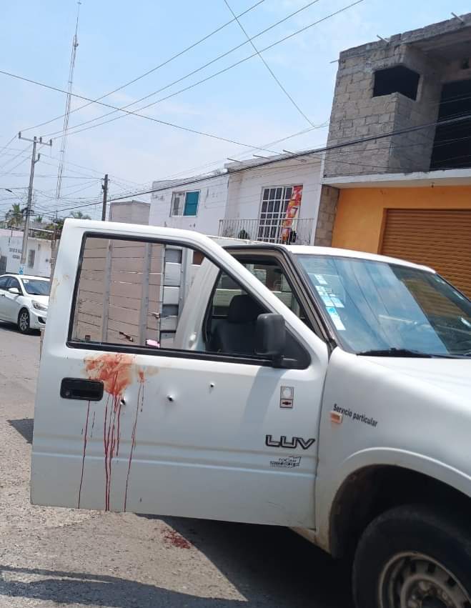 #Ahora

En redes sociales reportan a dos personas atacadas a balazos en la Colonia Huizachera de #Jiutepec,
uno de ellos quedó sin vida al interior del vehículo, la policía ya está en el lugar, pero no hay detenidos.
#Morelos