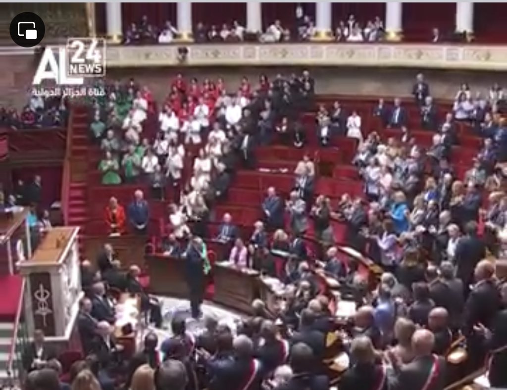 هذه المرة
رفع العلم الفلسطيني بطريقة ولا أروع
ففي حين منعت رئيسة البرلمان نائبا رفع علم فلسطين قبل أيام
نواب فرنسيون ينسقون فيما بينهم الوان ملابسهم ليشكلوا منها الوان علم فلسطين