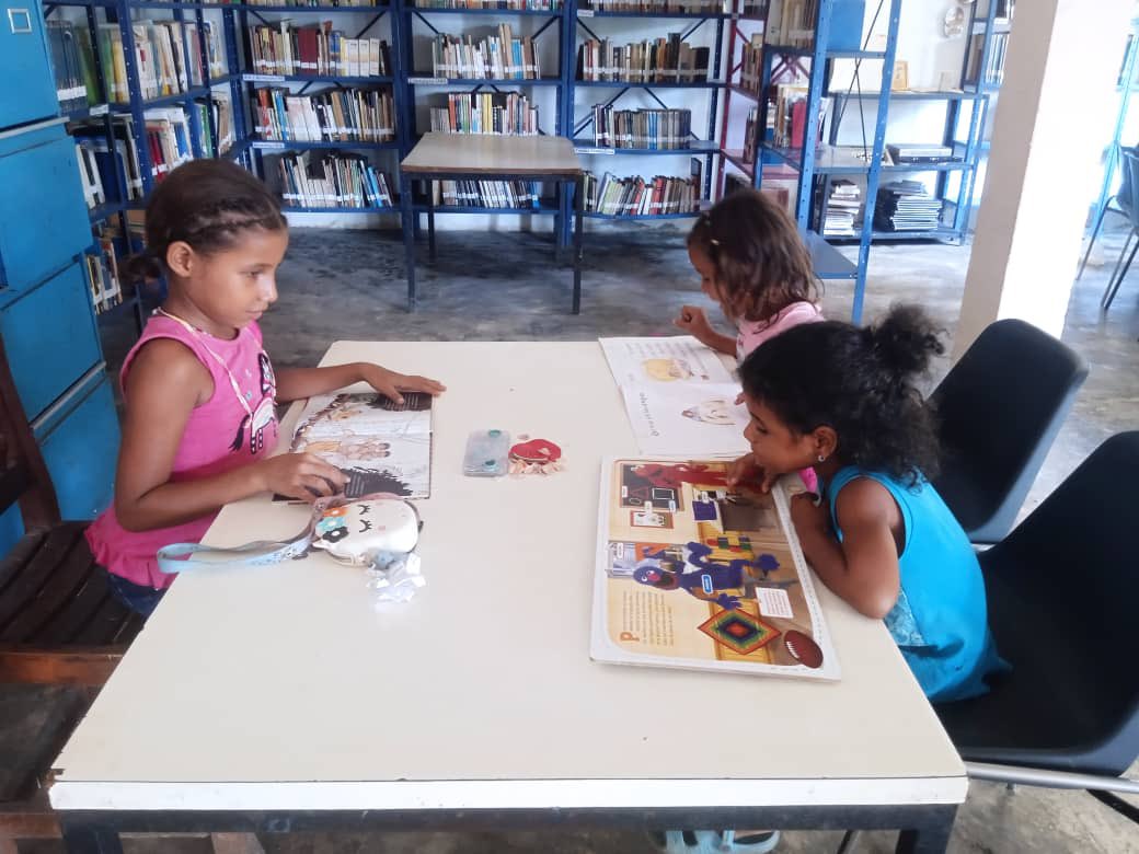 BpCaceres's tweet photo. B.P.Luisa Cáceres de Arismendi, elaboración. De cartelera del mes de Junio y atención a los niñas de la comunidad motivando a la lectura con la imaginación . Creando sus propios cuentos con las imágenes. https://t.co/q1wJvZA87D