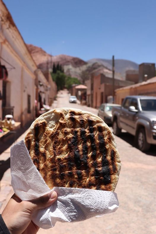 Nada como una tortilla y un buen mate frente al Cerro de los 7 Colores. 

Purmamarca. Jujuy