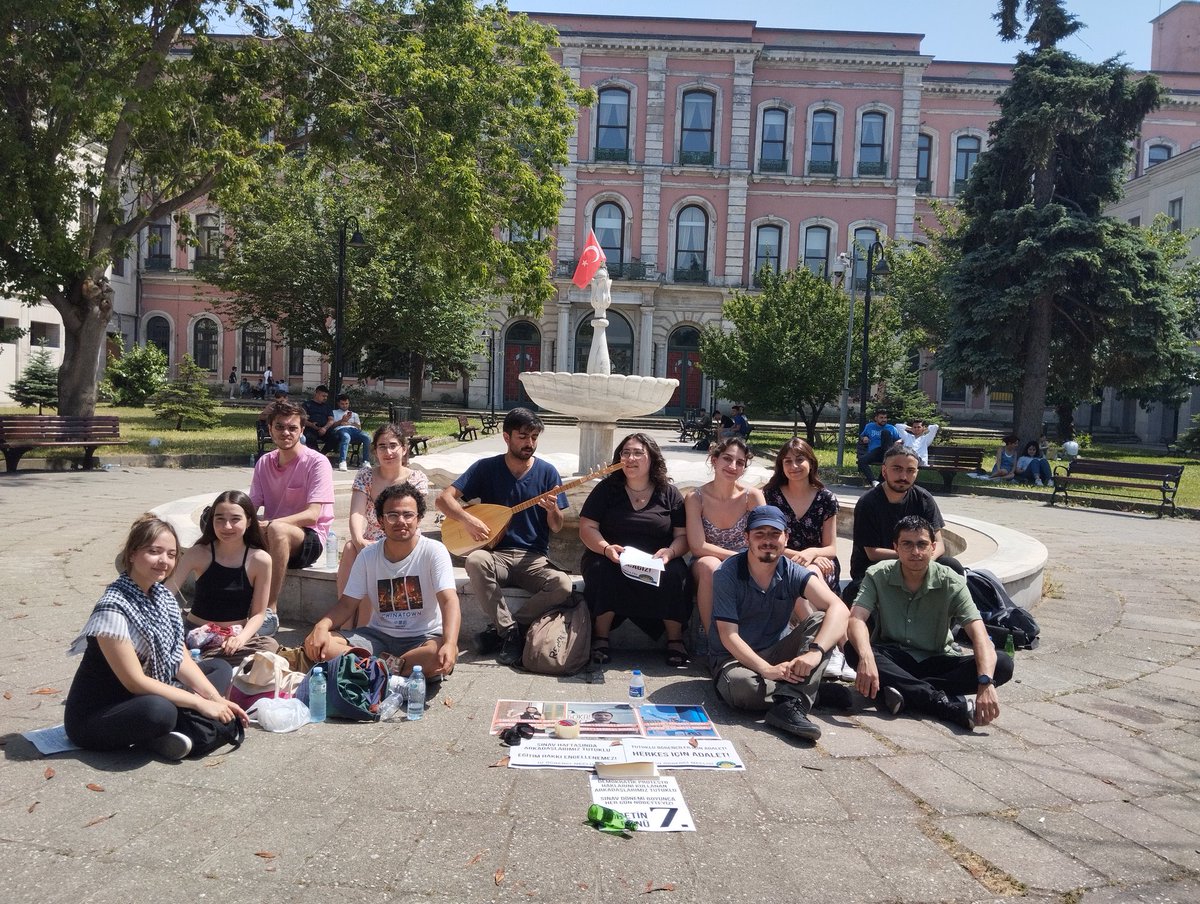 Nöbetimizin 7. gününde bir sıra arkadaşımızı daha alarak mücadelemizi büyütüyoruz.

Bütün sıra arkadaşlarımızı alana kadar devam edeceğiz!