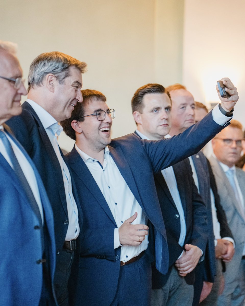 Markus_Soeder's tweet photo. #Europa-Empfang der @CSU in Ansbach: Unterstützen Sie @konradkoerner, damit #Mittelfranken weiter eine starke Stimme in Brüssel hat. Nur die CSU bietet eine 100% bayerische Kandidatenliste, das macht keine andere Partei. Nur mit der CSU gibt es ein starkes Bayern in Europa.
Am Sonntag gilt es: Gehen Sie wählen, um unsere Demokratie zu stärken. Es geht um Frieden, Freiheit, Wohlstand und Sicherheit. Wir sagen Ja zu Fachkräftezuwanderung, aber Nein zu unkontrollierter Zuwanderung und Schleuser-Kriminalität. Danke an unseren Innenminister Joachim Herrmann für seine herausragende Arbeit.