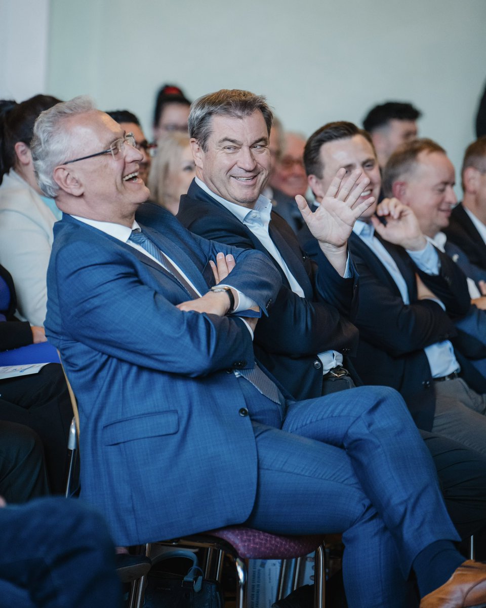 Markus_Soeder's tweet photo. #Europa-Empfang der @CSU in Ansbach: Unterstützen Sie @konradkoerner, damit #Mittelfranken weiter eine starke Stimme in Brüssel hat. Nur die CSU bietet eine 100% bayerische Kandidatenliste, das macht keine andere Partei. Nur mit der CSU gibt es ein starkes Bayern in Europa.
Am Sonntag gilt es: Gehen Sie wählen, um unsere Demokratie zu stärken. Es geht um Frieden, Freiheit, Wohlstand und Sicherheit. Wir sagen Ja zu Fachkräftezuwanderung, aber Nein zu unkontrollierter Zuwanderung und Schleuser-Kriminalität. Danke an unseren Innenminister Joachim Herrmann für seine herausragende Arbeit.
