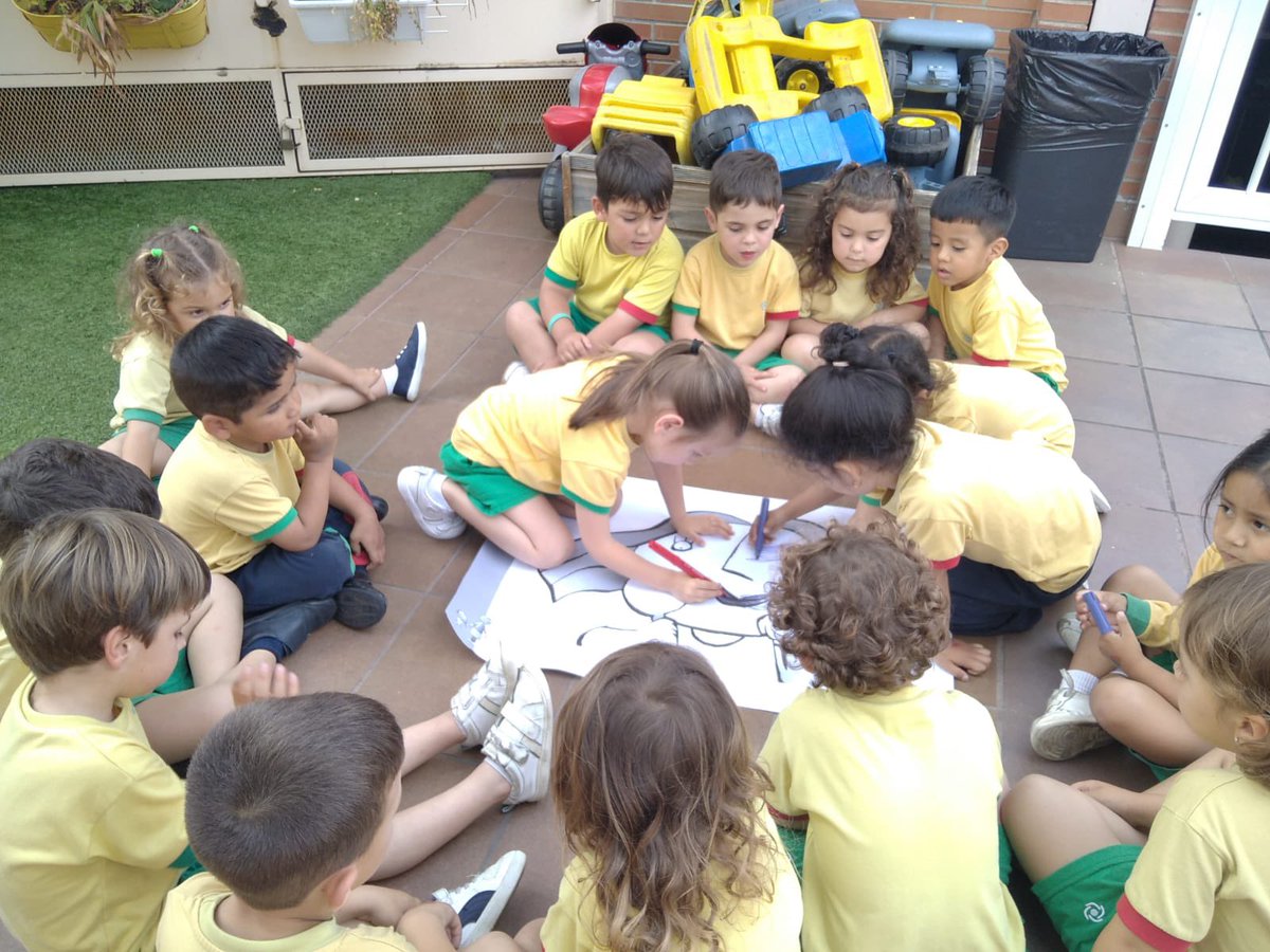 InfantNatzEsplu's tweet photo. Anem a gaudir d’alguns flaixos a la nostra Infantil avui dimarts! #I3Exploradors #StoryTime #Complementaria https://t.co/2ELVKj4QJG