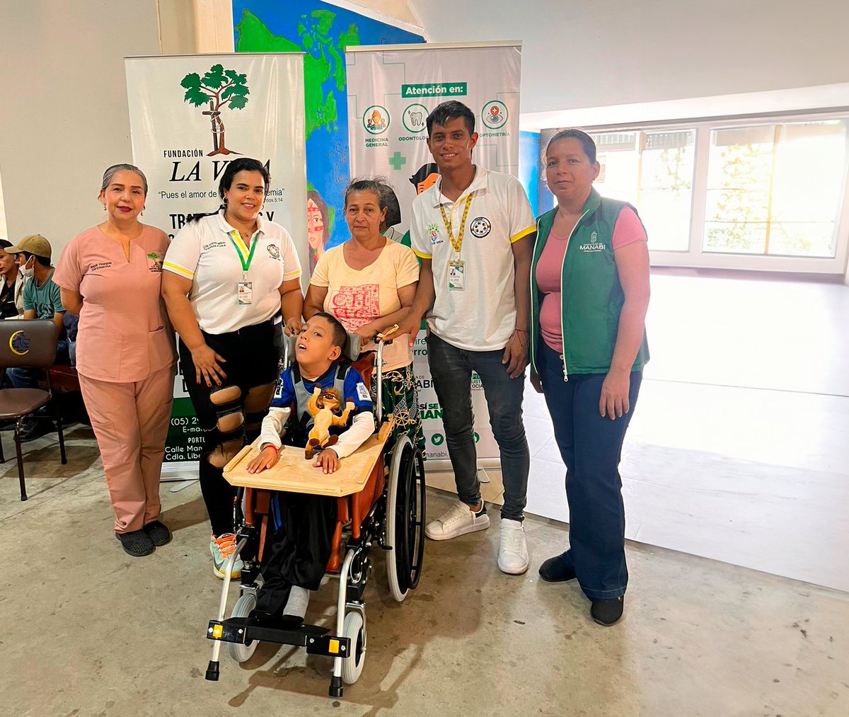 KellyBuenavent3's tweet photo. ¡Desde la @PrefecturManabi estamos felices de trabajar con la Fundación "La Vida"!  Hoy Hemos entregado 87 de 192 sillas posturales a niños con PCI  beneficiando a muchos pequeños vulnerables. También realizamos cirugías traumatológicas con un equipo de primera. 
#SomosManabí https://t.co/zs6TMk3DeM