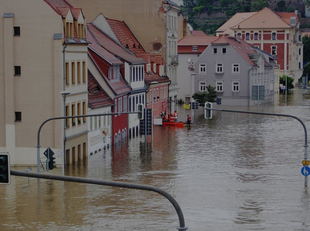 buendnisde's tweet photo. Als wäre das #Hochwasser nicht schlimm genug, kommen dann auch noch zahlreiche Politiker zu Besuch. 

Menschen, die ihr Haus verloren haben, mussten anschließend Robert #Habeck ertragen, der beim Wiederaufbau eine #Wärmepumpe vorschlägt. https://t.co/nngw8HYNrz