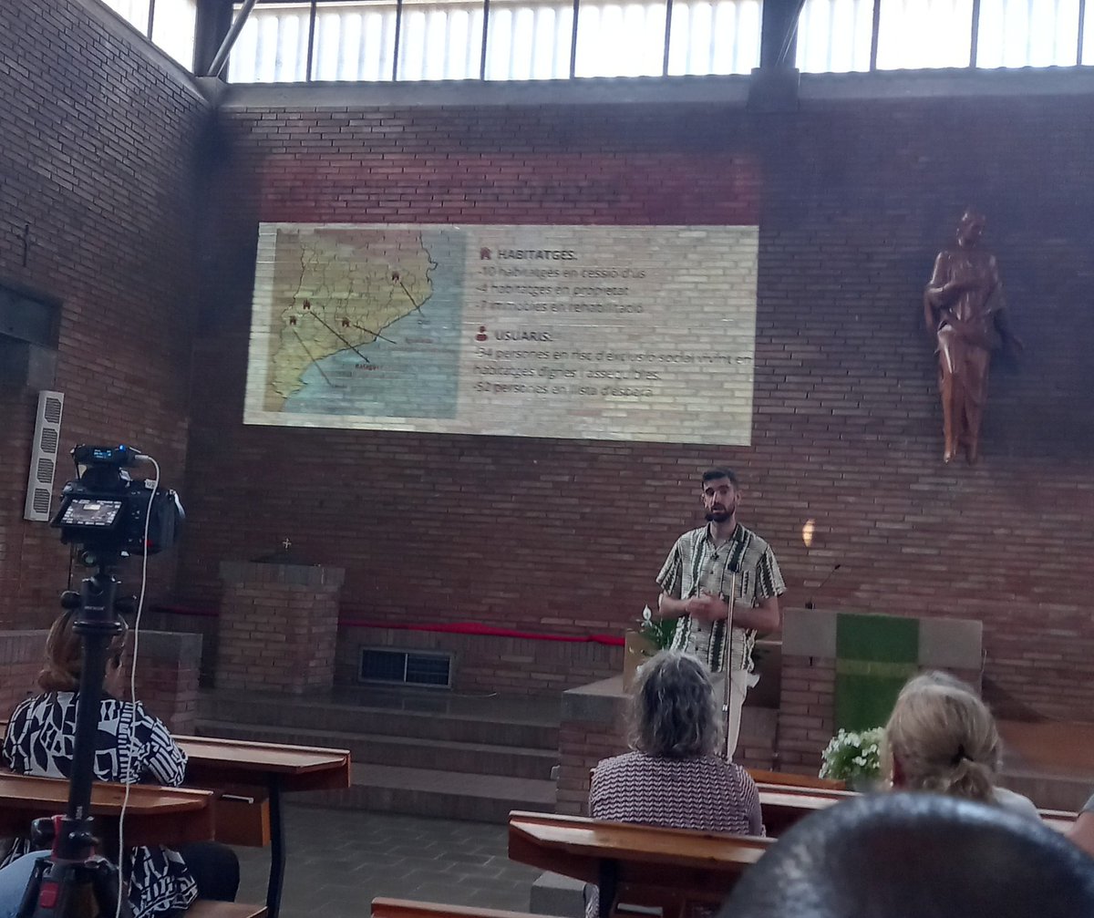 Interessant xerrada de la cooperativa <a href="/obrintportes/">Cooperativa Obrint Portes</a> sobre la masoveria 🧱 urbana a #Igualada.

Un acte impulsat per entitats potents <a href="/IAcull/">Igualada Acull</a> <a href="/creu_roja/">Creu Roja Anoia</a> <a href="/OmniumAnoia/">Òmnium Anoia</a> <a href="/InterAnoia/">LA INTERSINDICAL-ANOIA 🚩✊</a> i Caritas unides per garantir el dret a l'habitatge. 

Omplim de vida els pisos 🏘 buits!