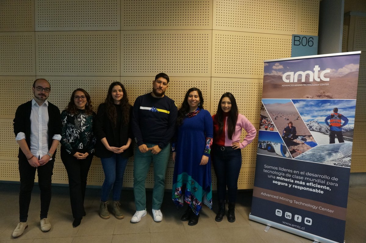 Hoy las investigadoras Fernanda Álvarez, Paulina Sierra, Marcia Ojeda y <a href="/maiberos/">Maibelin Rosales</a>, y los investigadores Sergio Moraga y <a href="/topoleonrios/">Sergio León Ríos</a> presentaron los estados de avance de sus proyectos semilla que se adjudicaron fondos el año pasado en I+D en minería y outreach. #CentrosANID