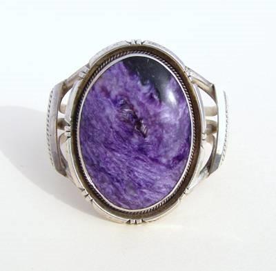 Charoite is an easy gemstone to identify because of its violet to purple color an distinctive white, black and brownish swirls.
…tiveamericanjewelrytips.wordpress.com/2024/06/04/cha…
#charoite #sugilite #horsekeeping #native American #marc antia #pete sanchez #apache #isleta