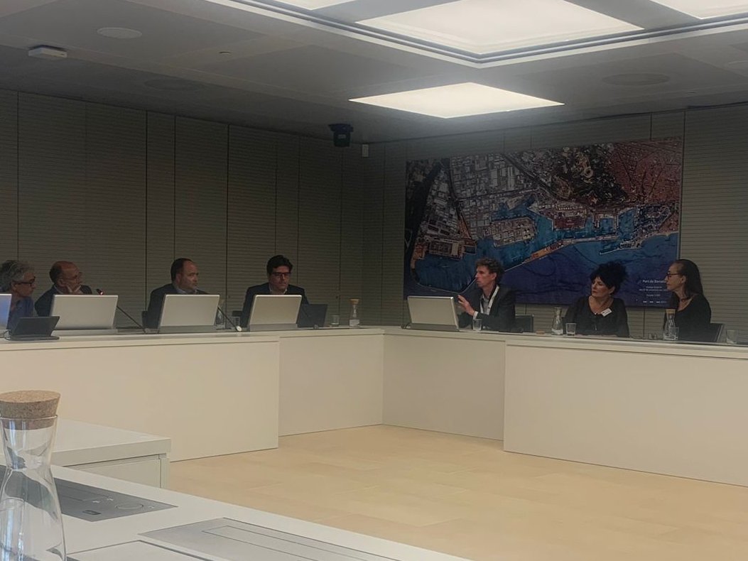 clusterEE's tweet photo. Aquesta tarda la missió s'ha reunit amb responsables del @PortdeBarcelona on ha conegut de primera mà la seva estratègia de #descarbonització♻️

Més tard han mantingut una trobada amb representants de la @H2ValleyCAT i del Grup de Treball d'Hidrogen del @clusterEE 🤝 https://t.co/AnBlDphn7I