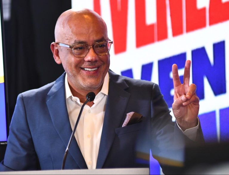 PartidoPSUV's tweet photo. Jorge Rodríguez: No hay país en el mundo con elecciones más limpias que Venezuela https://t.co/5dOeL3TrPx
#AfirmativosYPaLante https://t.co/5yNjHSYJrX
