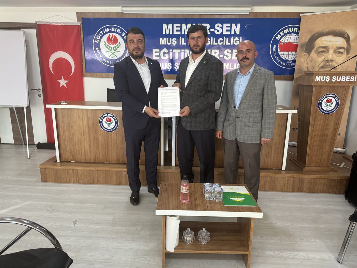 mahir_bar's tweet photo. Huda Par  Muş İl Başkanı M Şirin Çağlayan 'ı sendika binamızda ağırladık.
Gündem üzerine değerlendirmelerde bulunduk.
Başkanıma nazik ziyaretleri için teşekkür ediyorum.
@_aliyalcin_ https://t.co/dvBTvYwReg