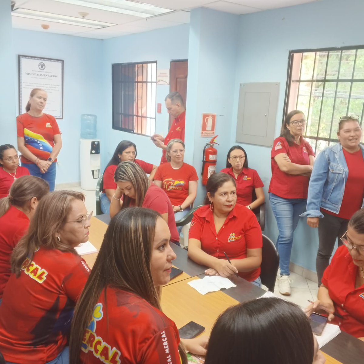 #Mérida || Desde la Jefatura estadal de <a href="/MercalOficial/">Mercal Oficial</a> Se realizó conversatorio sobre el programa #48  @ConMaduroMas_,  en el cual se reafirmo el compromiso para las elecciones del 28 de julio en aras de reafirmar el compromiso de la "Misión Venezuela Bella"
#AfirmativosYPaLante