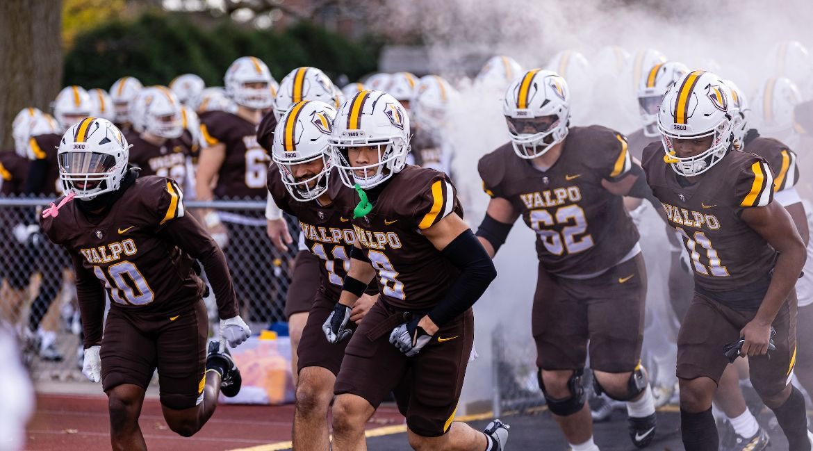 Kevin_Tate55's tweet photo. Blessed to receive a D1 FCS Roster spot to Valparaiso University Thank you !!@CoachBrewster50 https://t.co/9VEb1kxGmc
