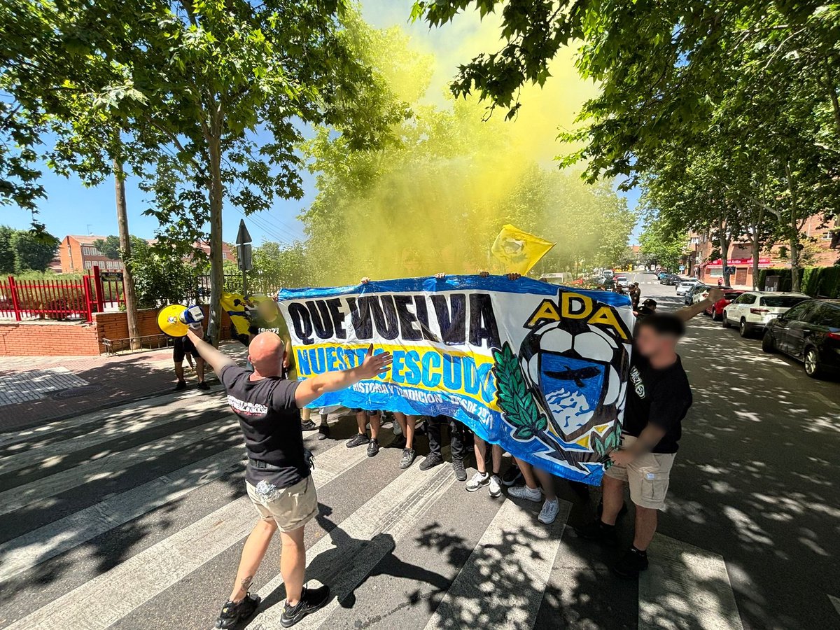 Chavs71's tweet photo. Antes, durante y después del partido del pasado domingo la afición alfarera fue un clamor: QUE VUELVA NUESTRO ESCUDO.

Ansiamos volver a sentirnos orgullosos de nuestro equipo y para ello es necesario recuperar nuestra principal seña de identidad.

Queremos un escudo, no un logo. https://t.co/N1hBAYqDNz