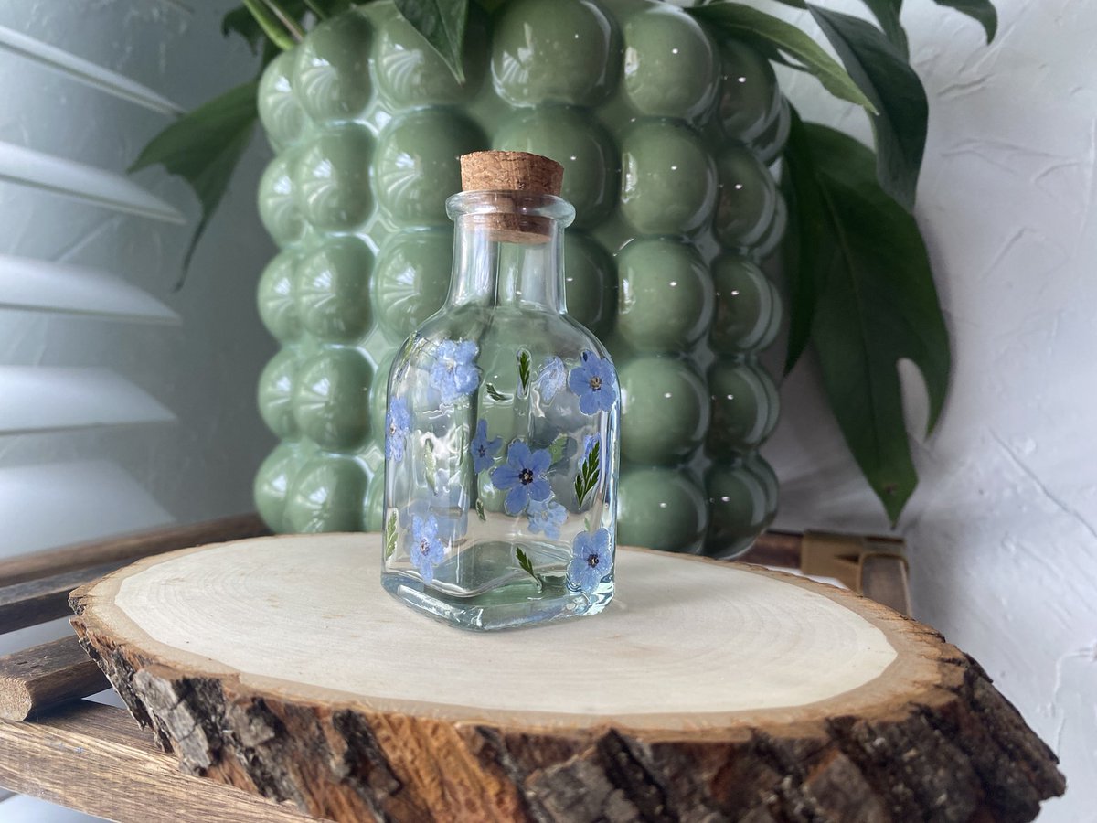 vadaathegreat's tweet photo. made some pretty pressed flower jars https://t.co/iYyioxxHrt