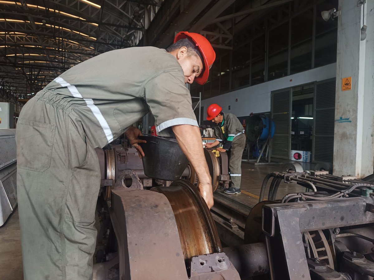 CAMETROVALENCIA's tweet photo. #04Jun ||La clase trabajadora de @CAMETROVALENCIA mantiene su compromiso firme con la #GMTVen🇻🇪 realizando el lijado y limpieza de ruedas del sistema de bogies del vagón 1004🚧🚇 @NicolasMaduro @rvaraguayan @yolyemil #AfirmativosYPaLante https://t.co/0zrdF3MDKE