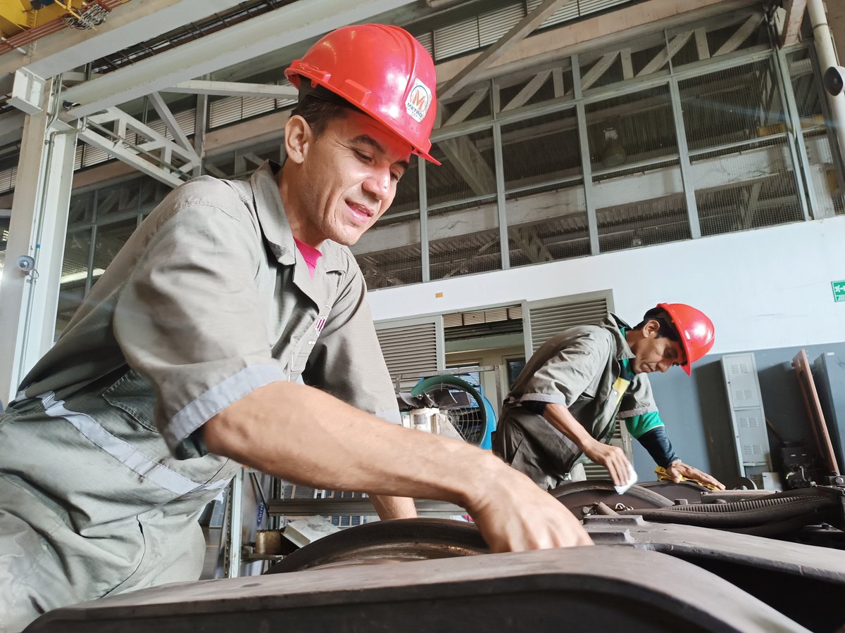 CAMETROVALENCIA's tweet photo. #04Jun ||La clase trabajadora de @CAMETROVALENCIA mantiene su compromiso firme con la #GMTVen🇻🇪 realizando el lijado y limpieza de ruedas del sistema de bogies del vagón 1004🚧🚇 @NicolasMaduro @rvaraguayan @yolyemil #AfirmativosYPaLante https://t.co/0zrdF3MDKE