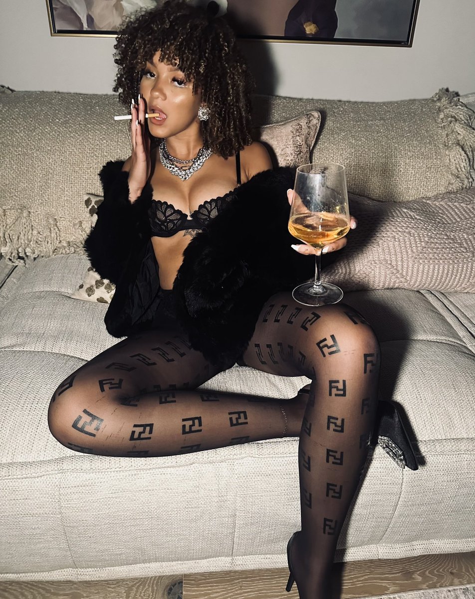 ItssMadisonJ's tweet photo. MISS BANKS IS 25 …
#welcometotheshitshow https://t.co/f5poHA9VYh