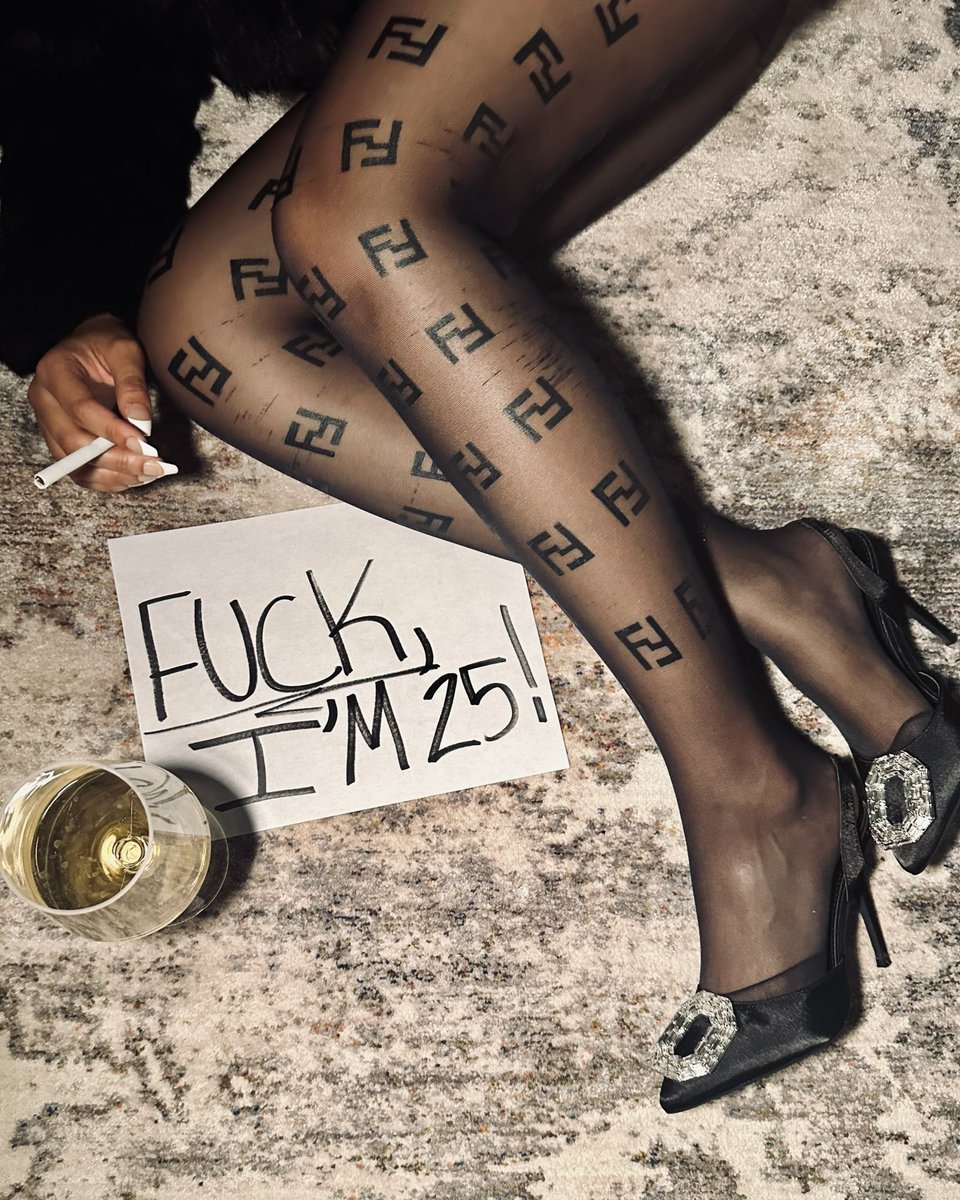 ItssMadisonJ's tweet photo. MISS BANKS IS 25 …
#welcometotheshitshow https://t.co/f5poHA9VYh