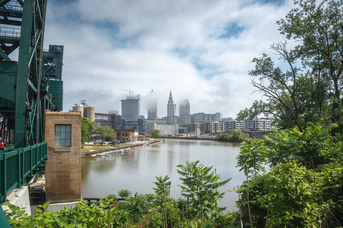 Korey_Smerk's tweet photo. Lofi and low clouds. The Columbus road lift bridge overlook looking extra hazy. โ๏ธ
#thisiscle #theland #imfromcle #cleveland #clevelanddotcom #clevelandmagazine #clevelandscene #wkyc #fox8 https://t.co/7XuLYmTULa