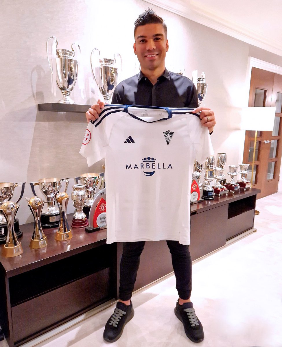 futebol_info's tweet photo. Casemiro surpreende e compra clube espanhol 8 vezes mais barato que ele.

O jogador é o mais novo dono do Marbella FC, da 3ª divisão da Espanha.

Segundo o Transfermarkt, o clube está avaliado em 2,5 milhões de euros (cerca de R$ 14 milhões), enquanto Casemiro vale 20 milhões de euros (cerca de R$ 114 milhões).

🗞 @UOLEsporte 
📸 Divulgação/Marbella FC