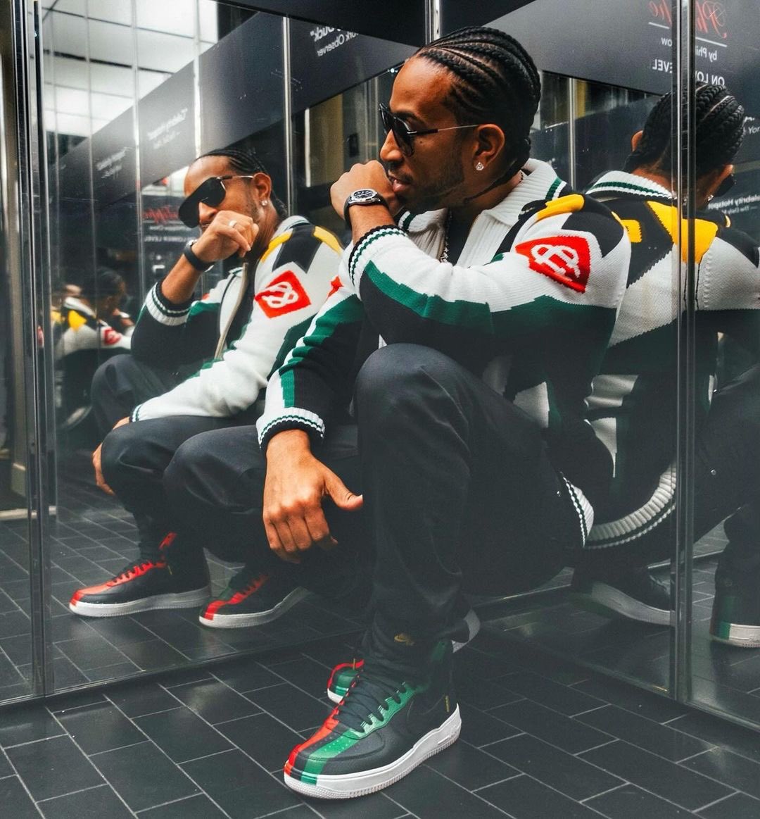 Ludacris's tweet photo. Knowin’ he could rap, no one lifted hands So he went about his business and devised a plan Made a CD, then he hit the block 50 thousand sold, seven dollars a pop 🎤 https://t.co/a4rPfnf2VK