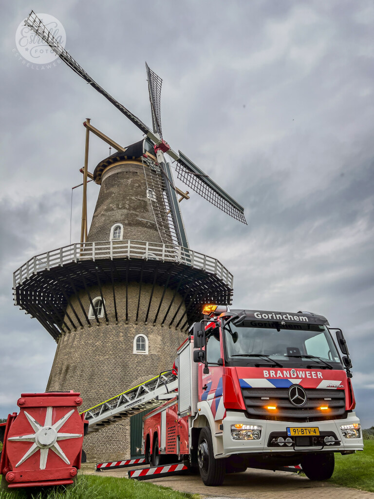 ByEstrella's tweet photo. #Brandweer oefening bij #molen 'De Hoop' in #Gorinchem vanavond. En ik viel met m'n neus in de boter. Nooit eerder meegemaakt en als molenliefhebber en hopelijk ooit vrijwillig molenaar, erg interessant om eens mee te maken, maar hopelijk nooit 'nodig'!
@DeMolens @BrandweerGOR https://t.co/kRala9Xe8Y
