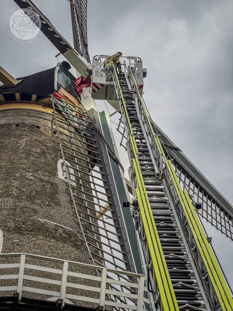 ByEstrella's tweet photo. #Brandweer oefening bij #molen 'De Hoop' in #Gorinchem vanavond. En ik viel met m'n neus in de boter. Nooit eerder meegemaakt en als molenliefhebber en hopelijk ooit vrijwillig molenaar, erg interessant om eens mee te maken, maar hopelijk nooit 'nodig'!
@DeMolens @BrandweerGOR https://t.co/kRala9Xe8Y