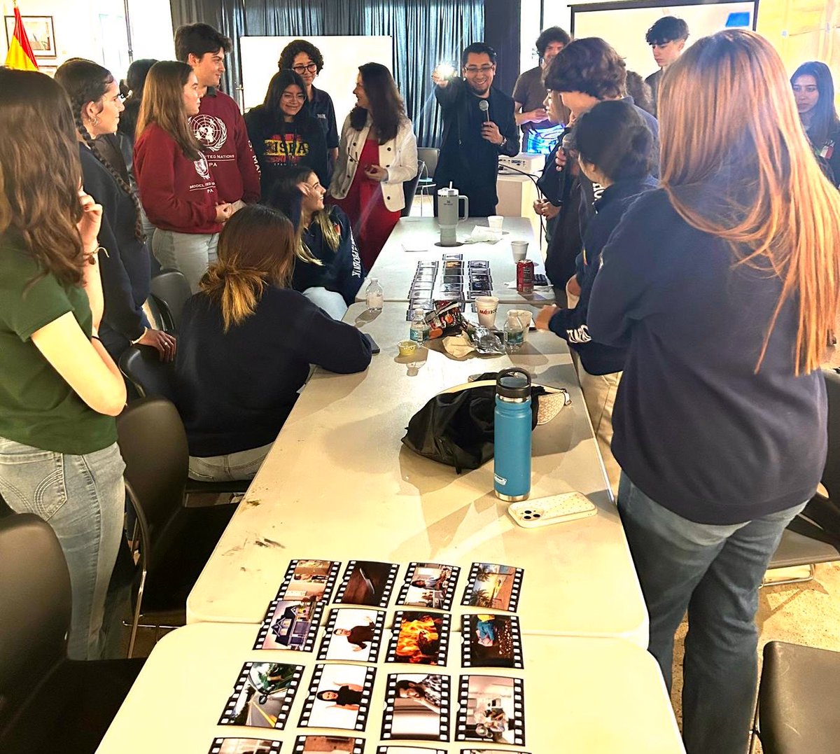 “De la idea a la pantalla”  <a href="/ConsulMexMia/">ConsulMex Miami</a> con los artistas🇲🇽 <a href="/mateocuaron_/">Mateo Cuarón 💐</a> y Alan Tapia, en el taller #NarrativaAudiovisual enseñando a estudiantes del colegio “Hispa” de Miami Dade, enseñando cómo construir diálogos cinematográficos en español.