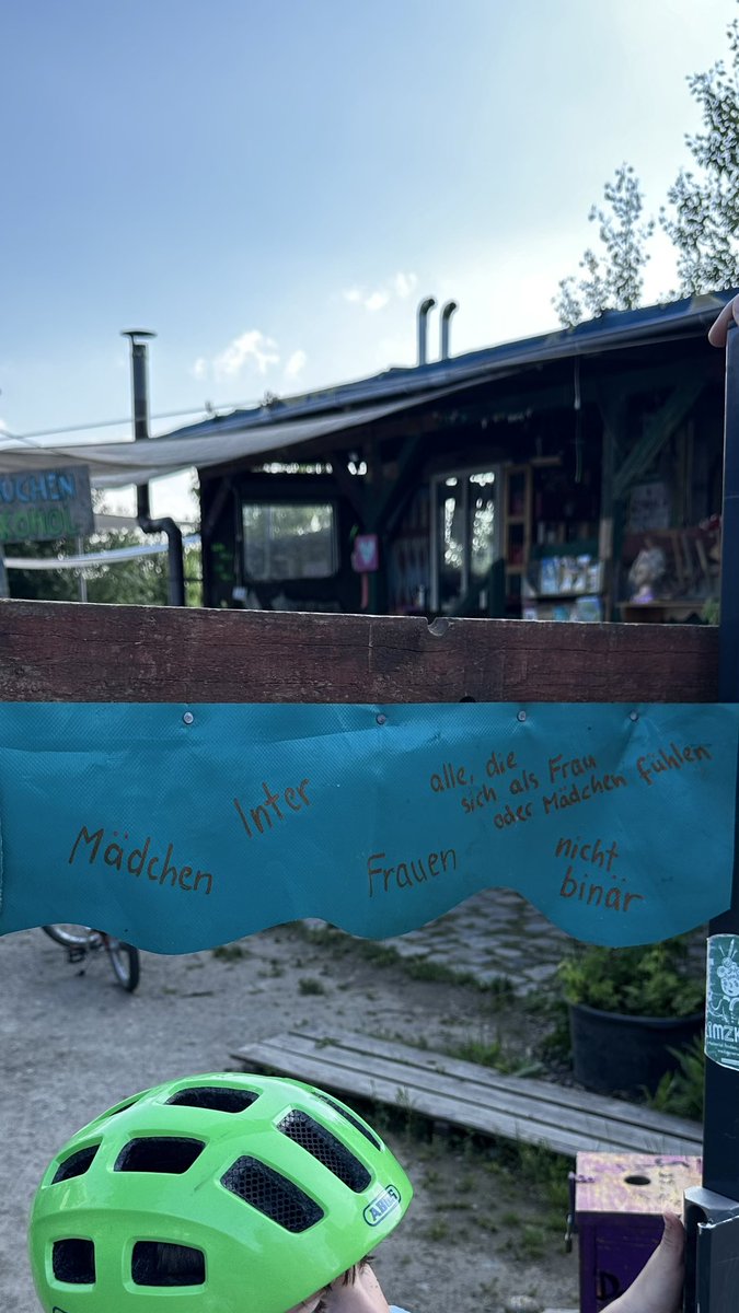 JulianeSteinm's tweet photo. Am Nachmittag wollten wir spontan nach dem Kindergarten auf den Bauspielplatz gehen. Dort angekommen dann ein Schild: Heute Mädchentag! Zutritt nur für Mädchen, inter, Frauen, nichtbinär und alle, die sich als Frau oder Mädchen fühlen. (1/5) https://t.co/Tz8Q6ym4LR