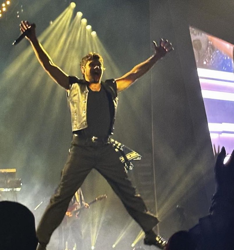 dieinyourkiss's tweet photo. he has NO songs that require him to do all this https://t.co/n5nsemP3kP