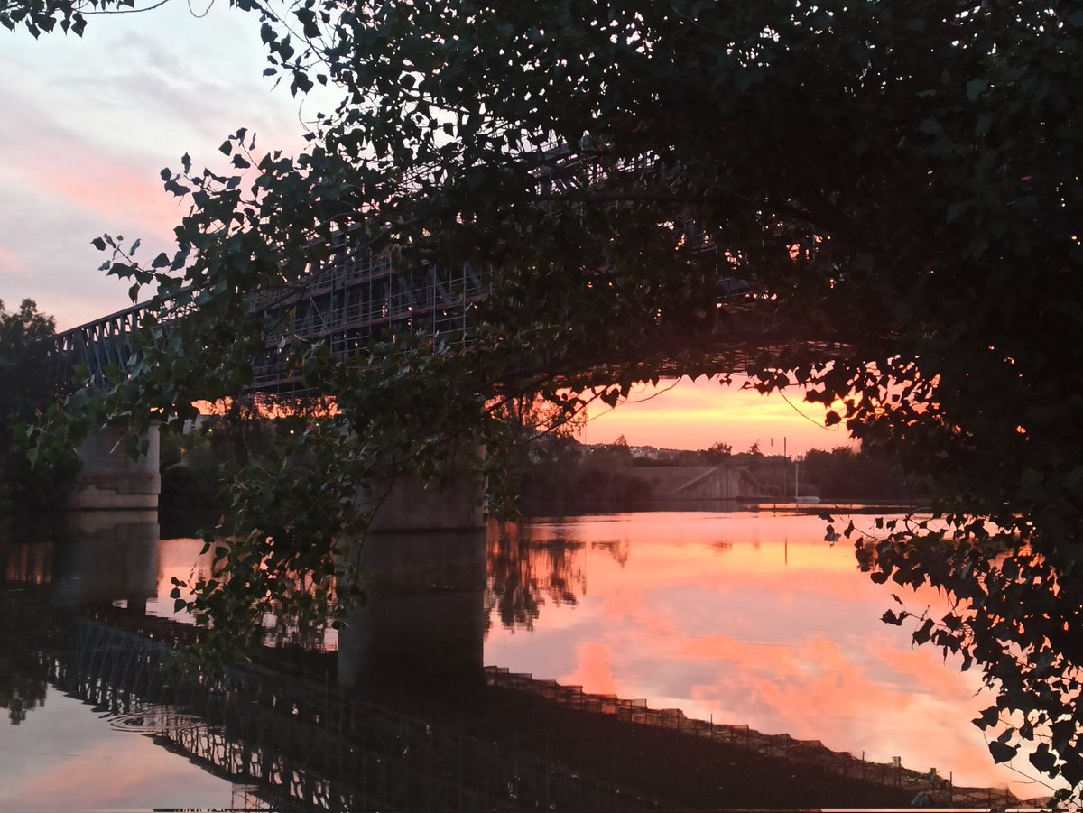 sfeum's tweet photo. Cae la noche en el Puente de Hierro en Mérida. https://t.co/MIazsKMZyV