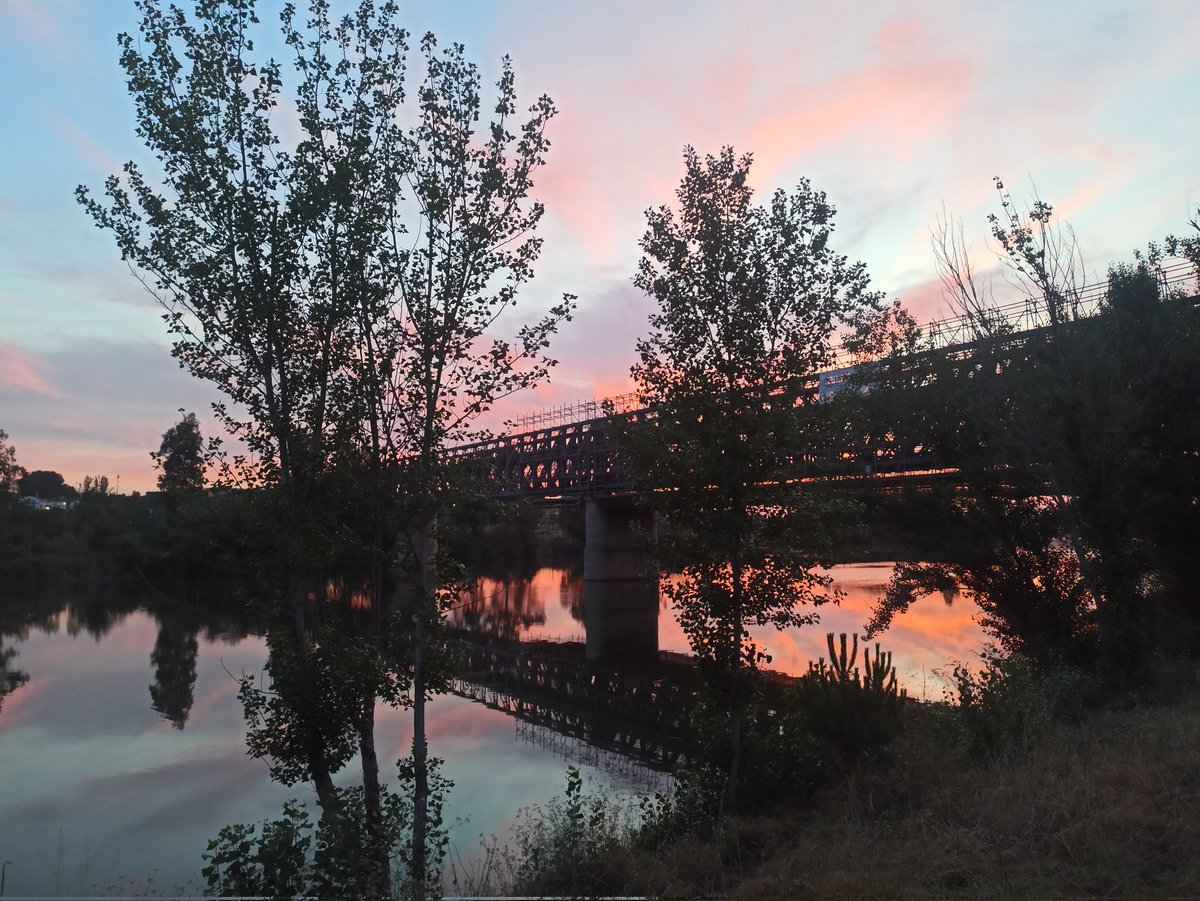 Cae la noche en el Puente de Hierro en Mérida.