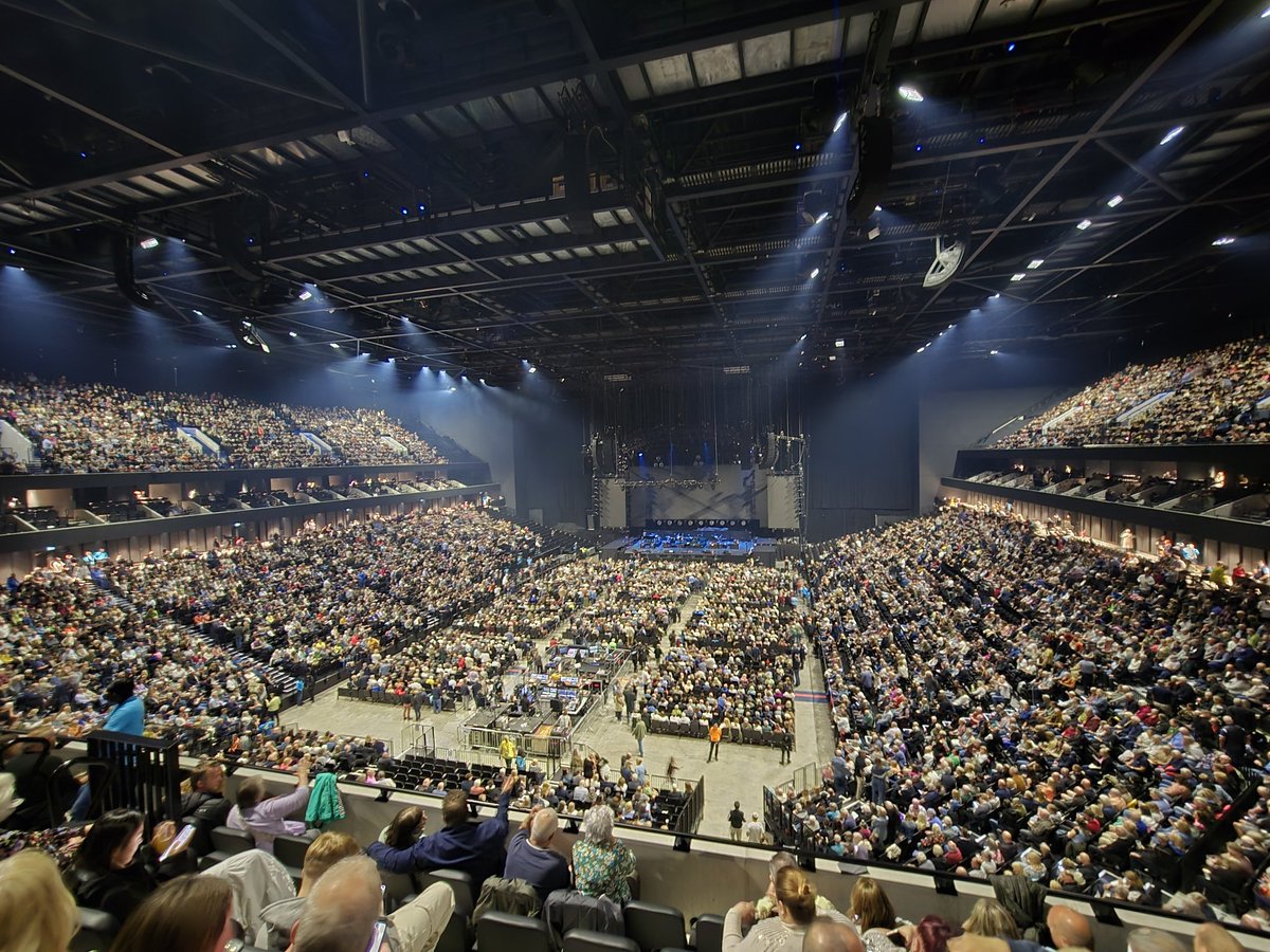 pooball's tweet photo. No way this is bigger than the Manchester Arena.

#nothavinit https://t.co/lVcNiH1Rk5
