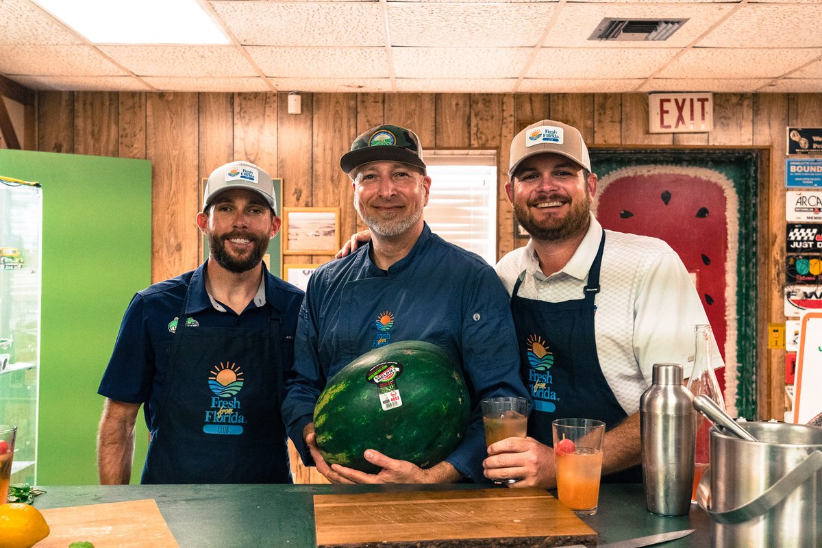 LikeaFarmer_'s tweet photo. @Pat_Spinosa1 and @rosschastain are put to work as Chef Justin Timineri with @freshfromFL teaches us how to make some of the freshest and delicious dishes for summer! ☀️ 
Check out their culinary skills on the new episode of Like A Farmer tomorrow! 

#likeafarmer #freshfromfl https://t.co/7dgttyb6mT