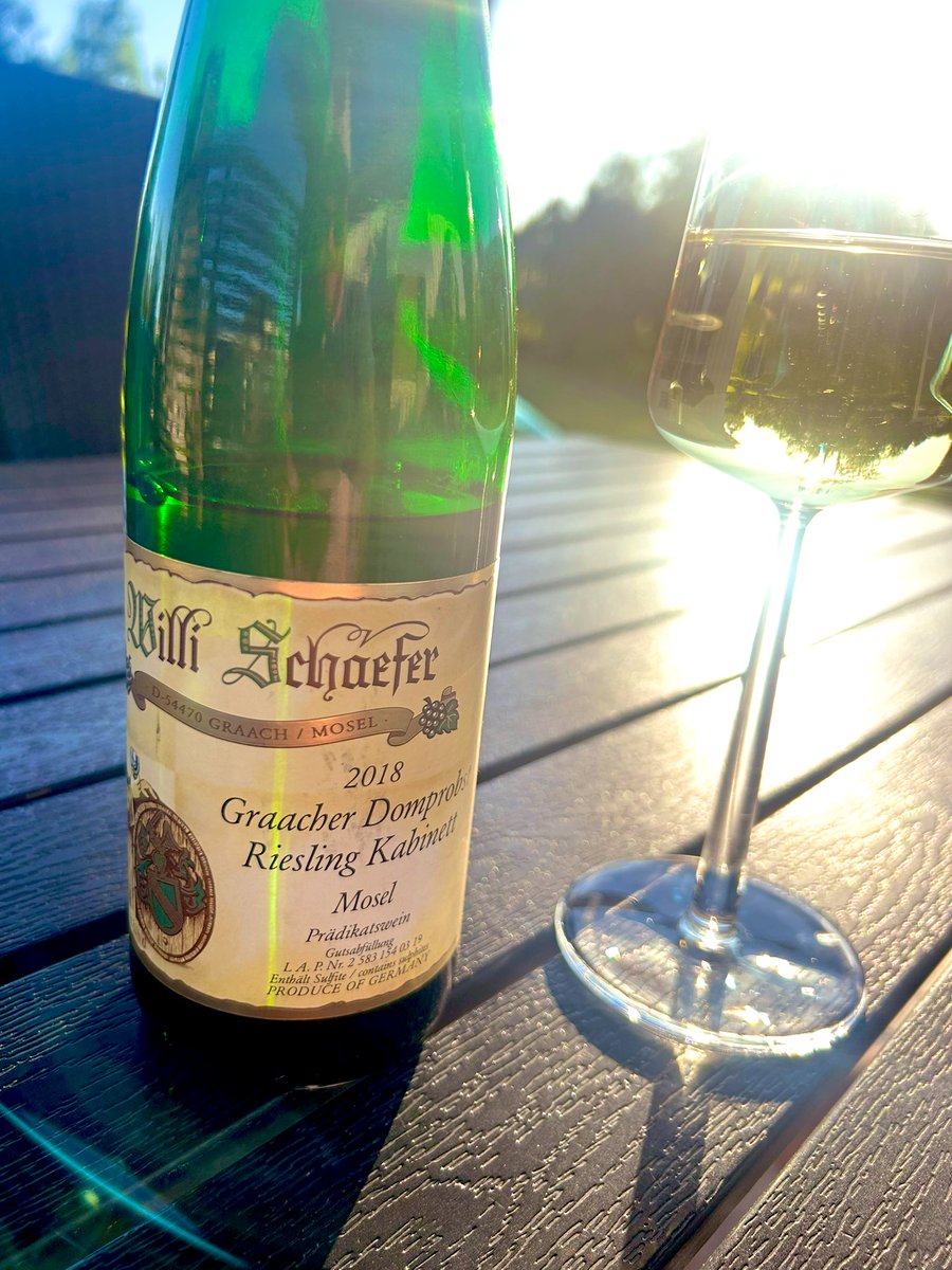 AndreasSelberg's tweet photo. Kanske det enskilt godaste vita vinet jag smakat. Iaf top-5.
Ha en fin tisdag, vänner ❤️
#willischaefer
#graacherdomprobst
#riesling https://t.co/X16xOqDAwy
