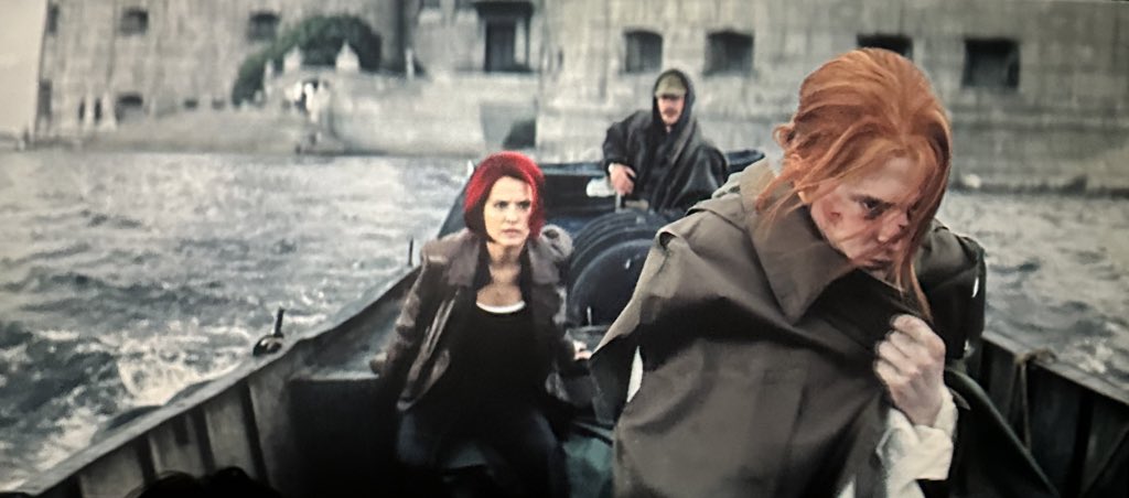 пожалуй, один из моих любимых моментов в #мги - это тот, где юля пчелкина, несмотря на все дерьмо, что натворил разумовский (птиц), видит, что ему холодно и просто молча укрывает его курткой 💔