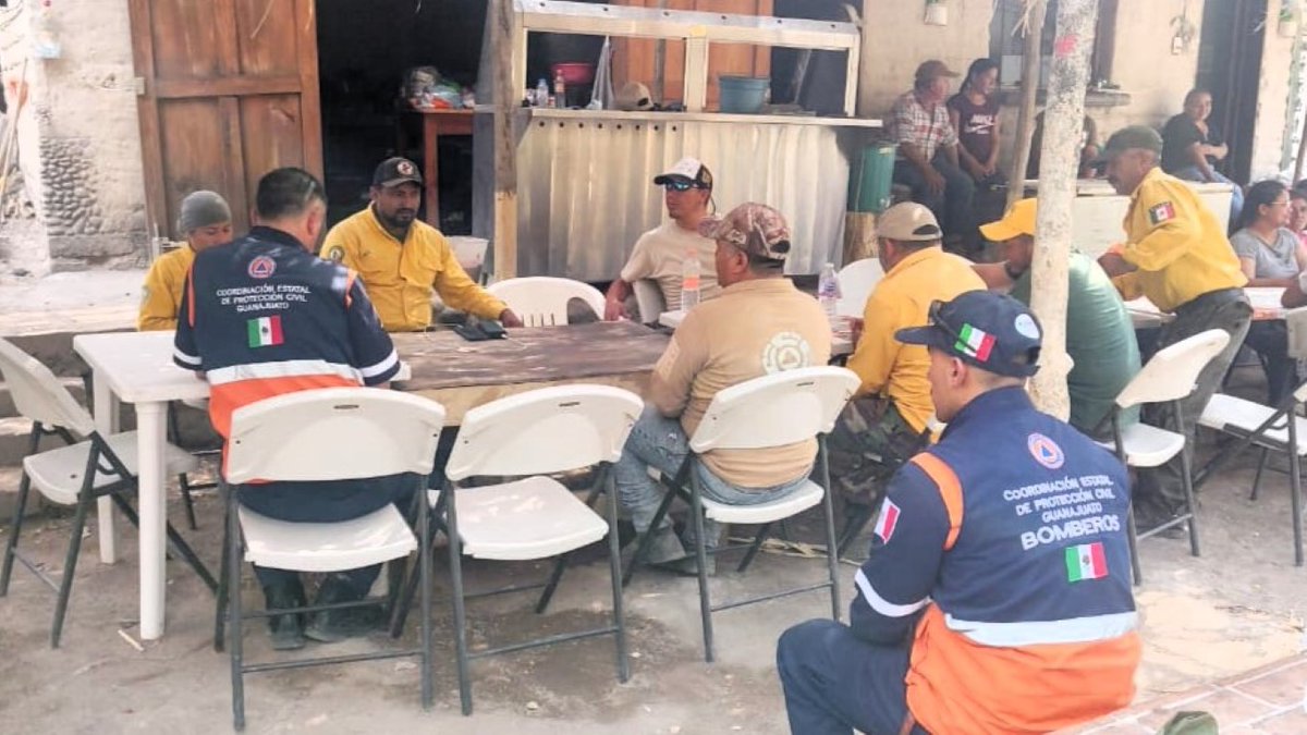 AlvarCdeV's tweet photo. #Entérate

Se suma @PC_GTO de @SeguridadGto a las labores de combate del incendio forestal que se registra en el predio El Timbal ubicado en la comunidad El Platanal del municipio de #Xichú.

Se estima que las llamas han afectado una superficie aproximada de 30 hectáreas de vegetación conocida como caducifolia.

La Coordinación Estatal de #ProtecciónCivilGTO participa en apoyo a la Coordinación Municipal de Protección Civil de Xichú, junto con las brigadas Casitas, El Toro y técnicos de la Comisión Nacional de Áreas Naturales Protegidas.

Más información en el #BoletínSSPEG👇
https://t.co/9VNpn3xEaW

@gobiernogto @diegosinhue