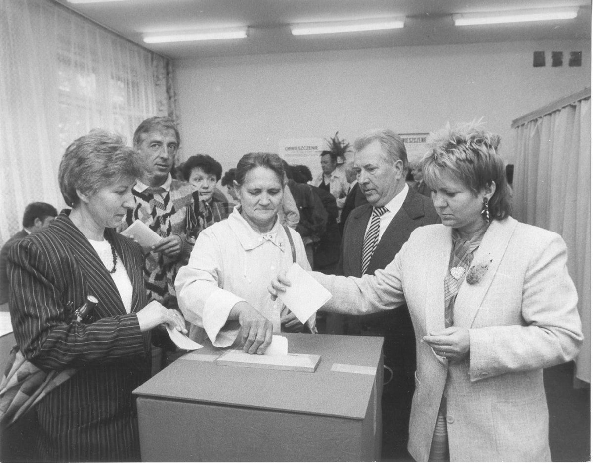 visegrad24's tweet image. Today is the 35th anniversary of the start of the fall of communism in Eastern Europe.

On June 4 1989, the first semi-free elections were held in a communist state after Poland’s Solidarity Trade Union put the regime against the wall.

The Berlin Wall fell 5 months later

🇵🇱