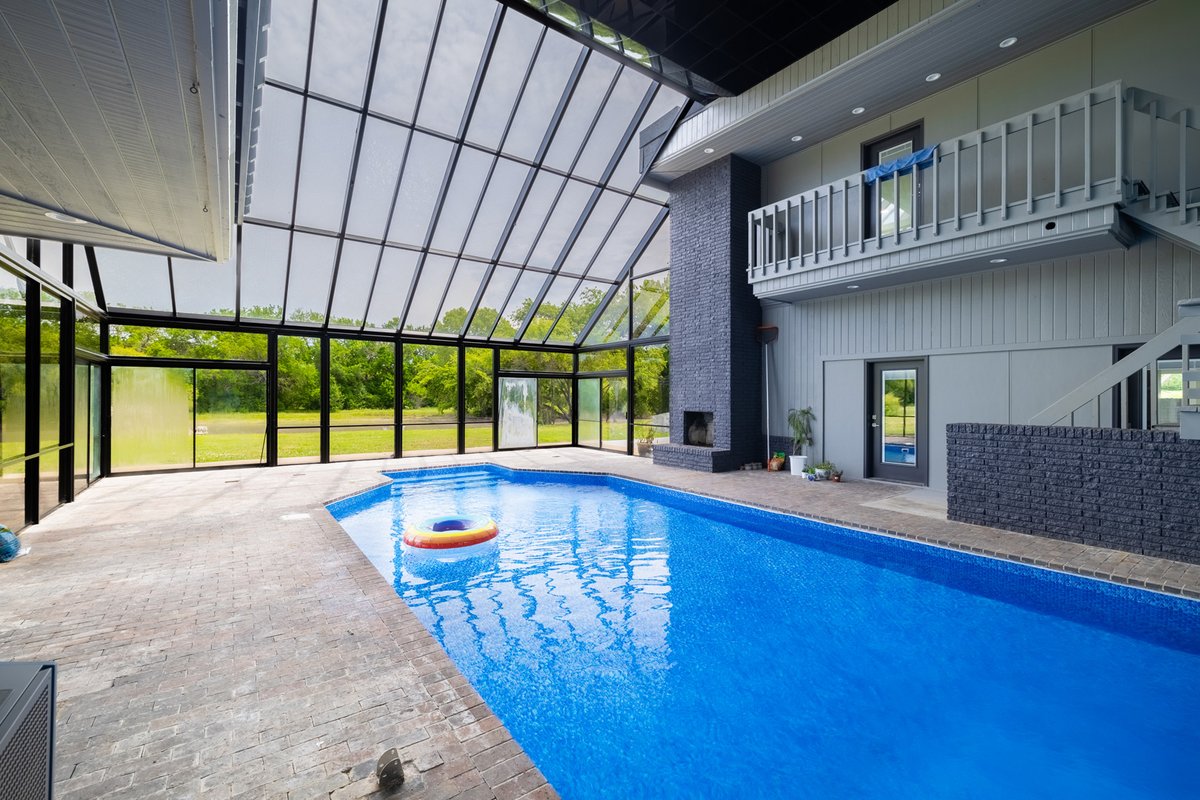 An Urban-Modern Home Inspired by 𝑭𝒓𝒂𝒏𝒌 𝑳𝒍𝒐𝒚𝒅 𝑾𝒓𝒊𝒈𝒉𝒕
 
After a $1 Mil+ reno, this estate retains its original modern lines &amp; artful elegance. Situated on 26 acres, the property boasts an indoor pool, private lake, and barn.

Take a 3D Tour: McCurdy.com/thinplaceestate