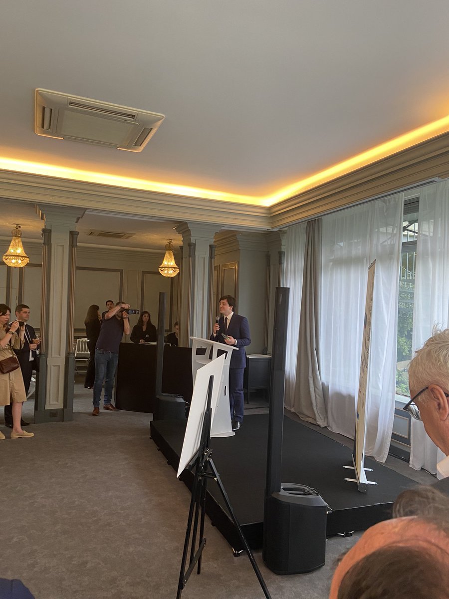 Ravi d’avoir assisté à la remise du prix Olivier Debouzy au pavillon Ledoyen à <a href="/JulienJeanneney/">Julien Jeanneney</a> pour son remarquable ouvrage « Une fièvre américaine. Choisir les juges de la Cour suprême » par <a href="/clubdesjuristes/">Le Club des juristes</a> et <a href="/AugustDebouzy/">August Debouzy Avocats</a>