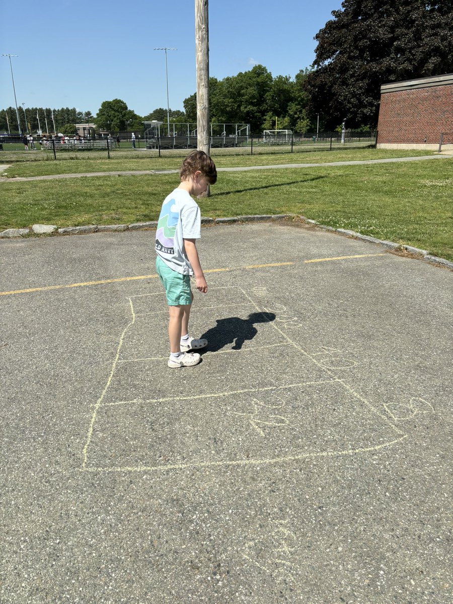 Some Art day fun! Practicing our reader’s theater scripts, solving multiplication problems with chalk, and making our classroom mural! 🎨🎭 #HAYNation